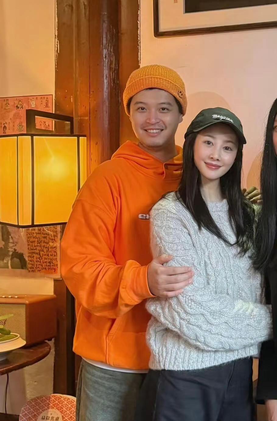 李纯马頔澳门挽手逛街！低调恋爱甜到齁，这。李纯马頔澳门挽手逛街！低调恋爱甜到齁，