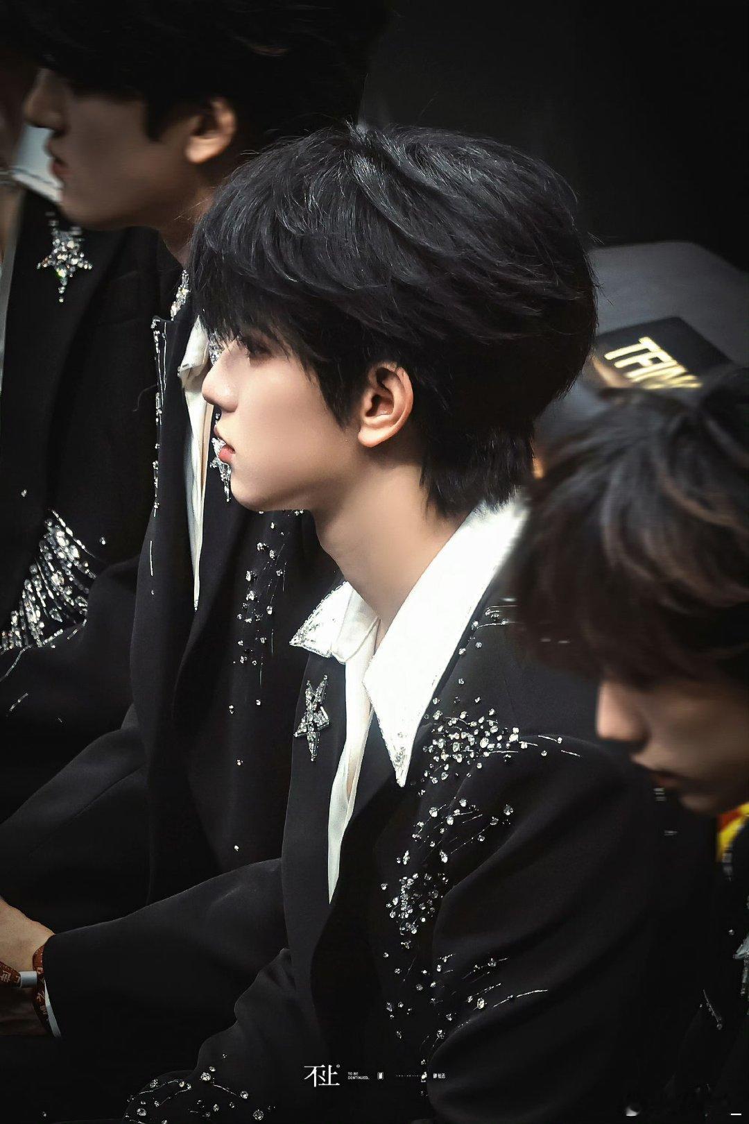 穆祉丞🧡💖穆祉丞微博之夜穆祉丞！正面看，帅！背面看，帅！左边看，帅！右面看，