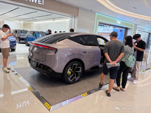 今天周末，店里来看小鹏新车的人真多啊感觉这销量会超小米YU7 