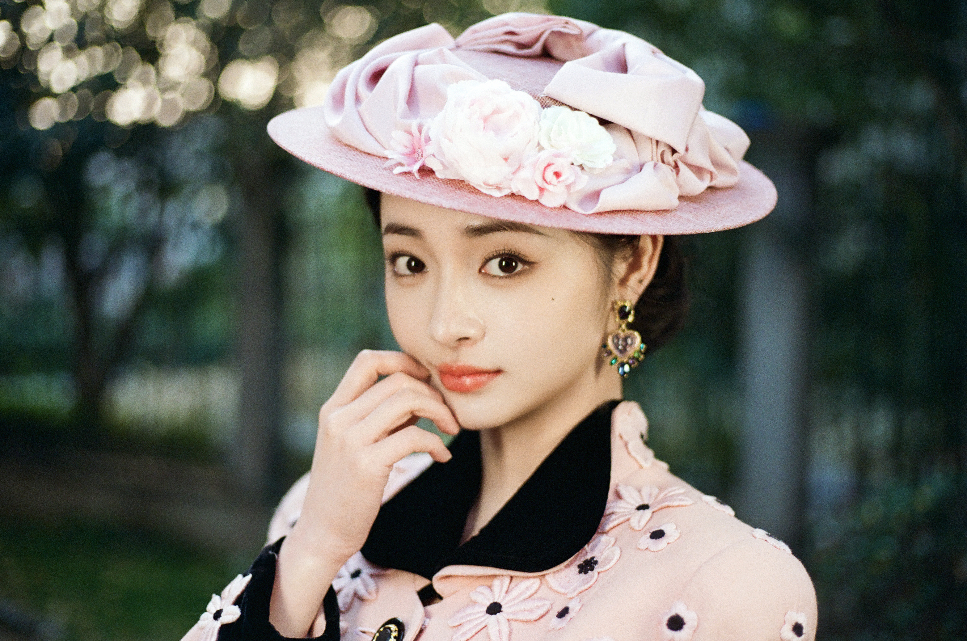 周洁琼香香软软小蛋糕 周洁琼晒27岁生日照，粉色复古风造型吃蛋糕，简直就是自己吃