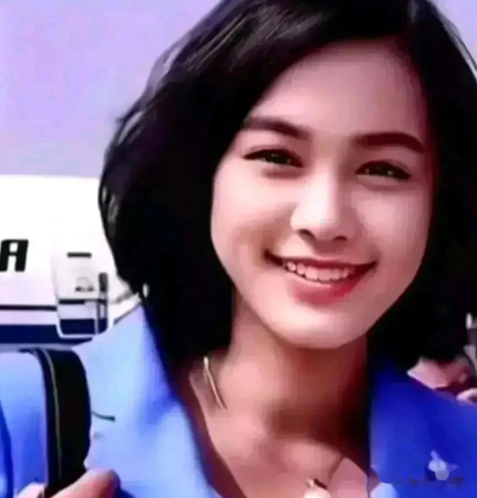 华姐年轻时绝对是妥妥的气质型美女！

华春莹22岁南京大学毕业后即进入外交部工作
