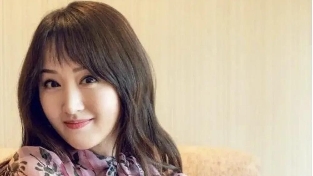 杨钰莹，这位岁月宠儿，即便年华渐长，依旧敢于挑战粉色花裙，将那份属于少女的甜美与