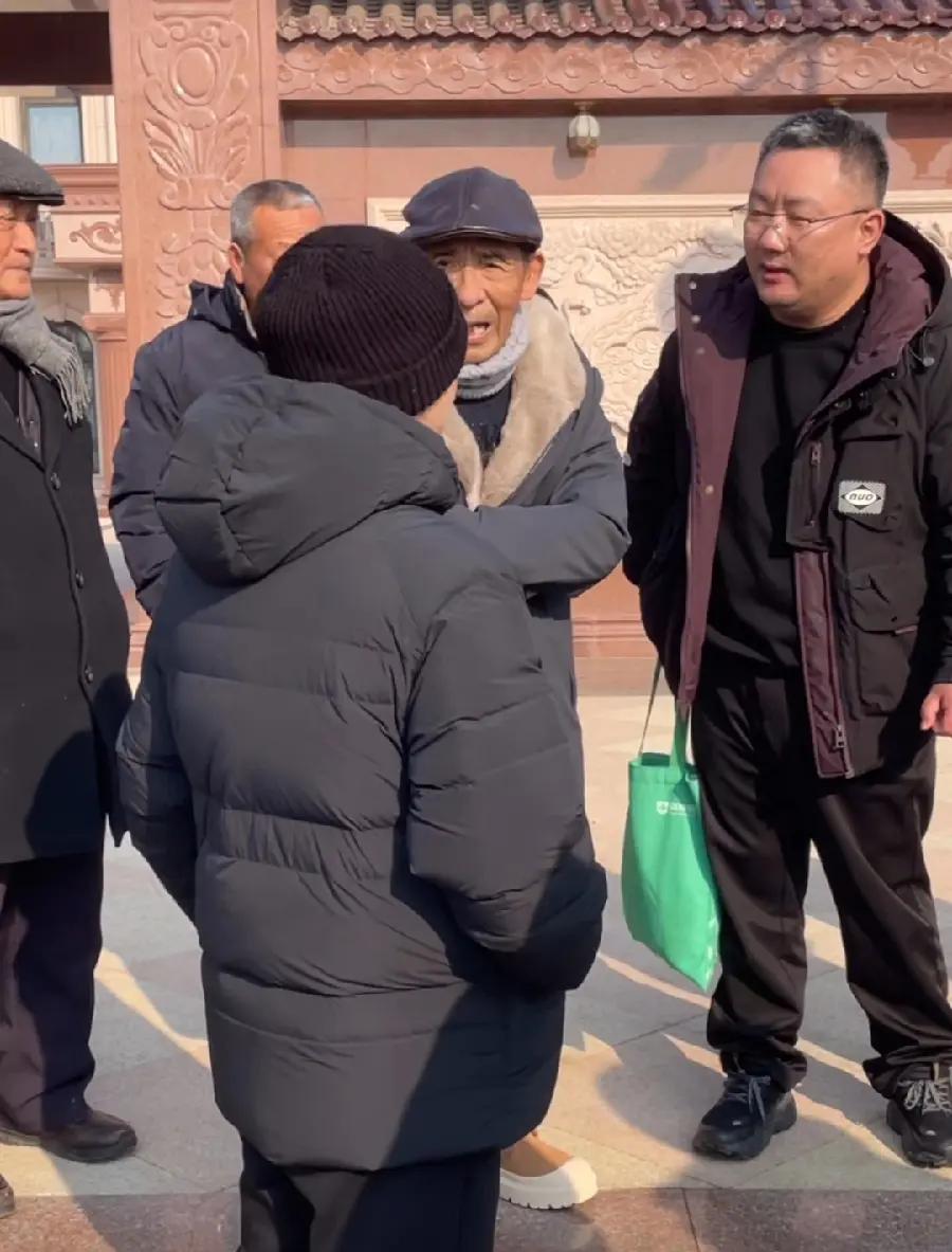 每年春节晚会有没有人期待我不知道，
但光明村发啥，那是万众瞩目！

最近刘强东爸