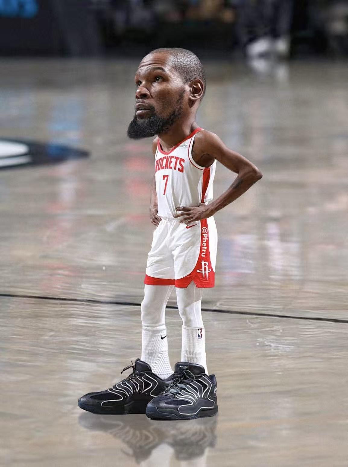 大家都知道火箭队伊森的妈妈非常喜欢在网上冲浪。
最近她就对有人制作的一款杜兰特迷