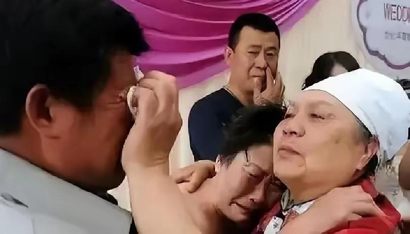 1983年一碗热饭，她成了656个劳改犯的“妈”，最小的儿子才17岁！

198