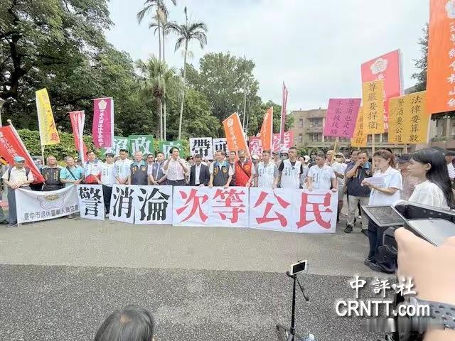 民众党明目张胆地抢国民党的票源。20日，近百名的退休警消人员有组织地到政院门前抗
