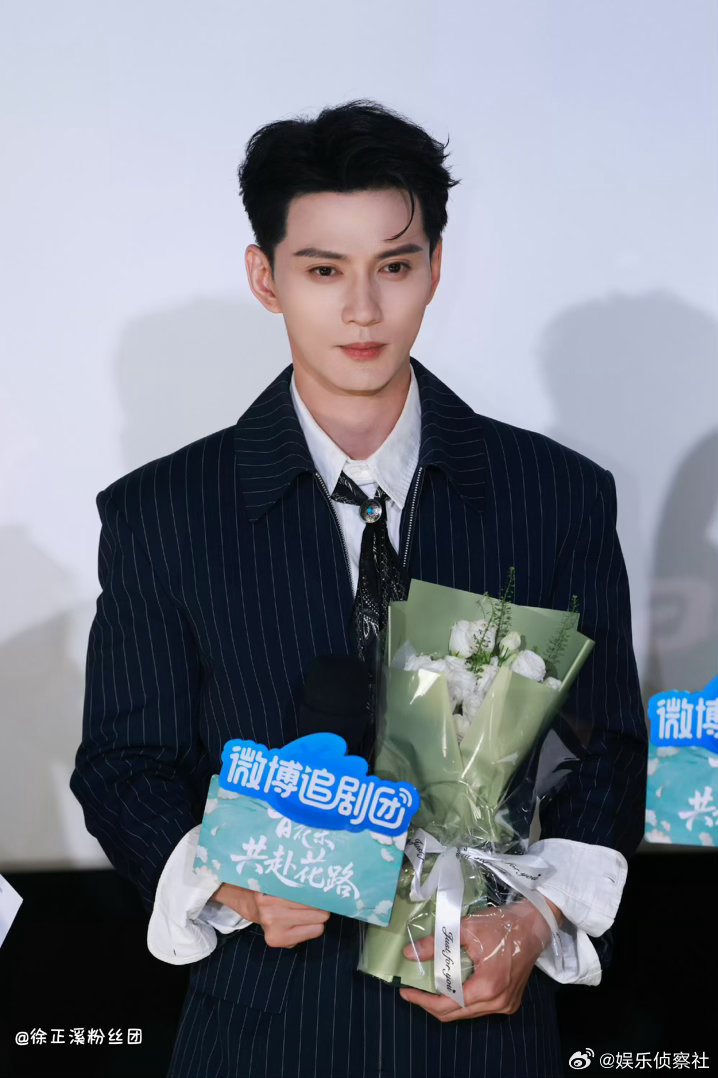 徐正溪百花杀追剧团造型徐正溪熟男的魅力《百花杀》线下追剧团徐正溪造型惊艳全场，简