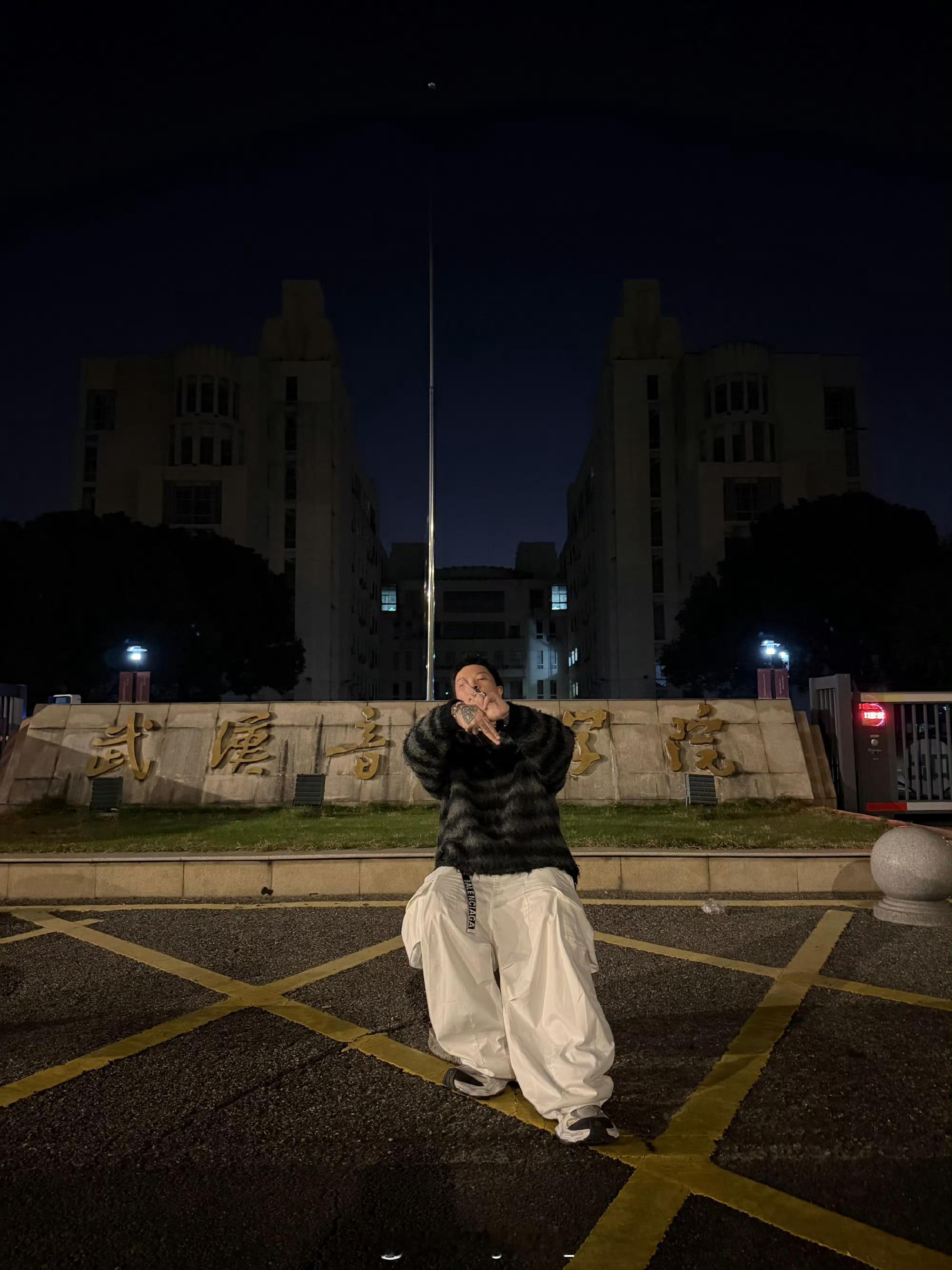 功夫胖回到母校打卡！摆出最近风靡的“以下范上”手势🔥