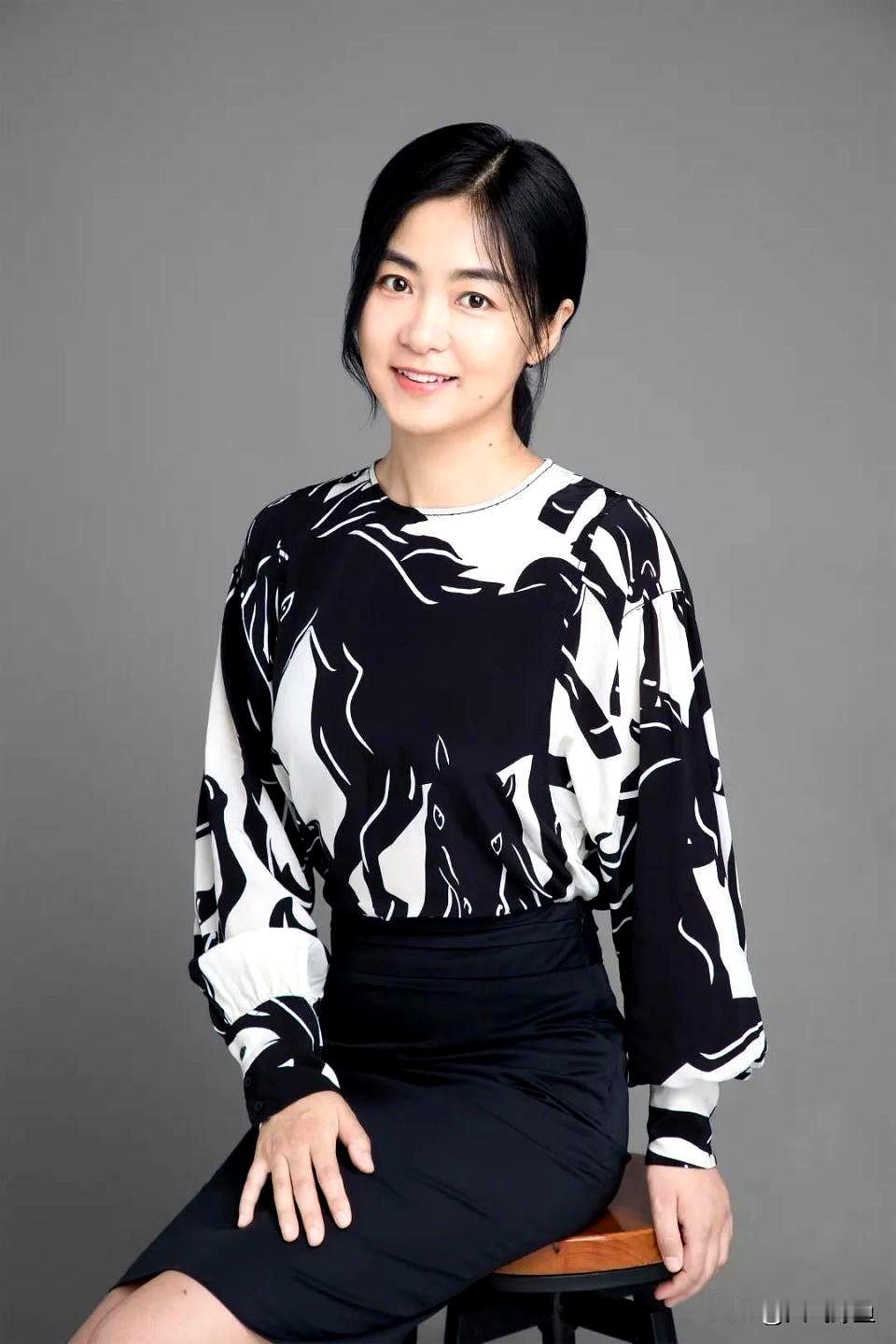 今天看到徐文渊拿下2025“全国三八红旗手”，心里莫名一暖。
这位76年的杭州姐