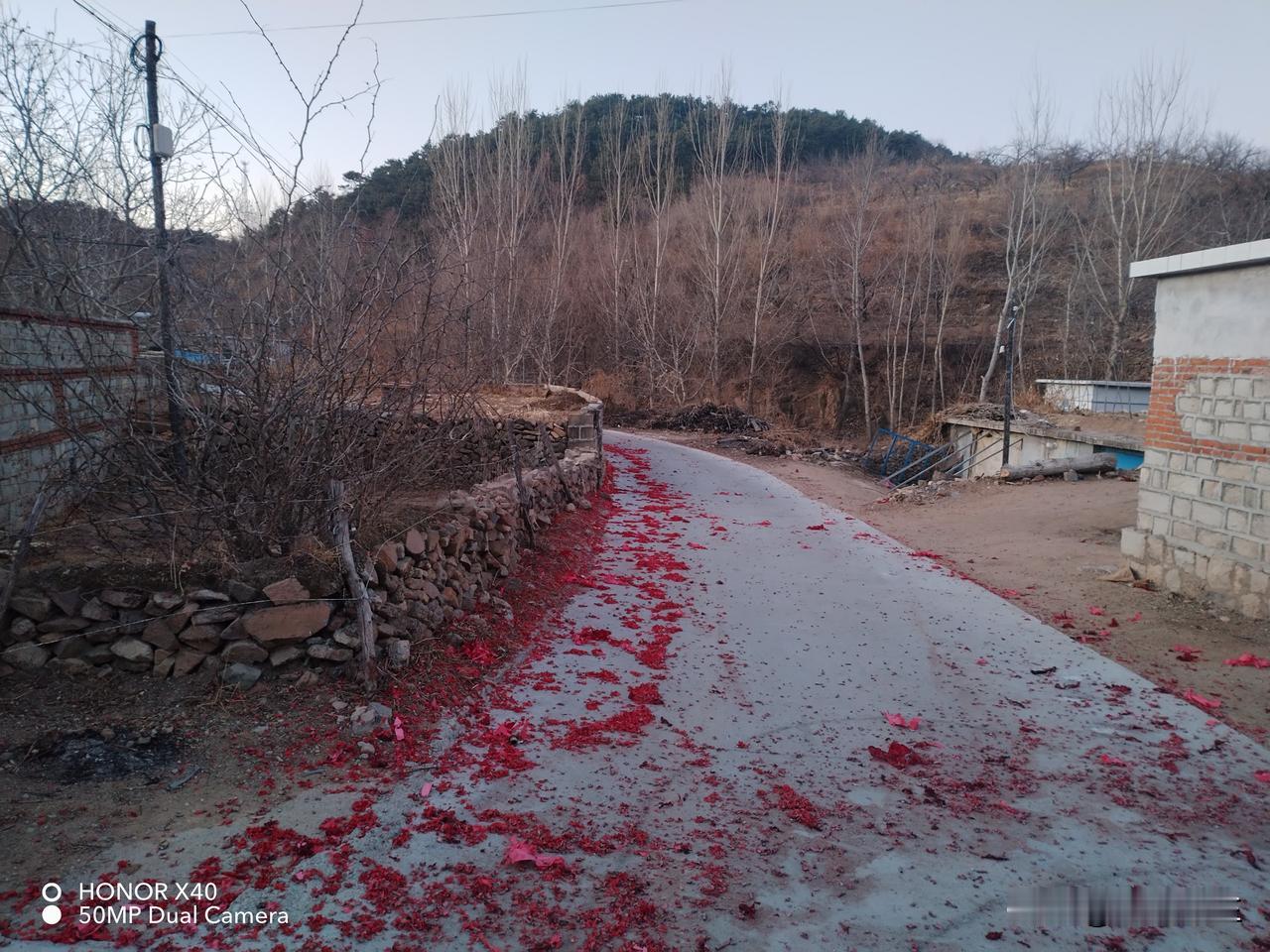 新年生活图鉴今天是大年初一，老公起早就去溜达了，拍到了很多照片。都是爆竹纸。诶呀