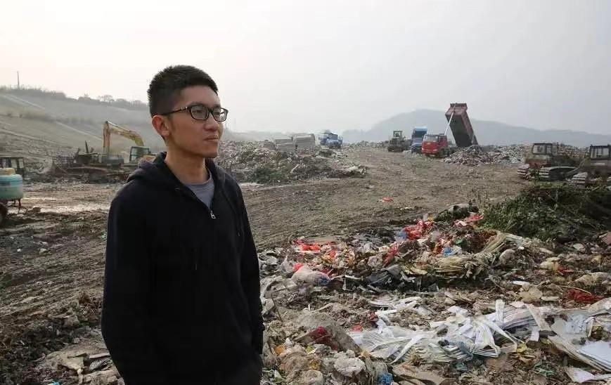 “你是不是疯了？”2011年，男子辞掉了自己年薪百万的工作到成都捡垃圾，然而让所