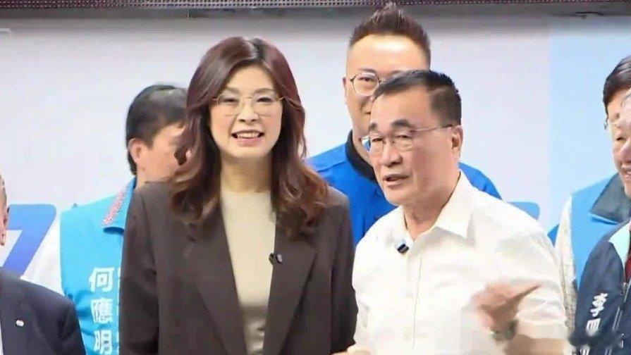 凤凰新闻【郑丽文为李四川站台，仅同台不到一分钟，引发猜想】据凤凰卫视报道，5月2