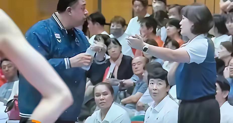 一百个不服气，不服输，为什么呀？
中国女排亚锦赛惜败泰国队，当时这个泰国教练，哭