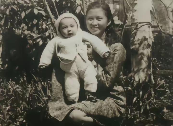 这张照片拍摄于40年代，这是一个开国上将的夫人，独自一人在上海抱着刚刚出生几个月