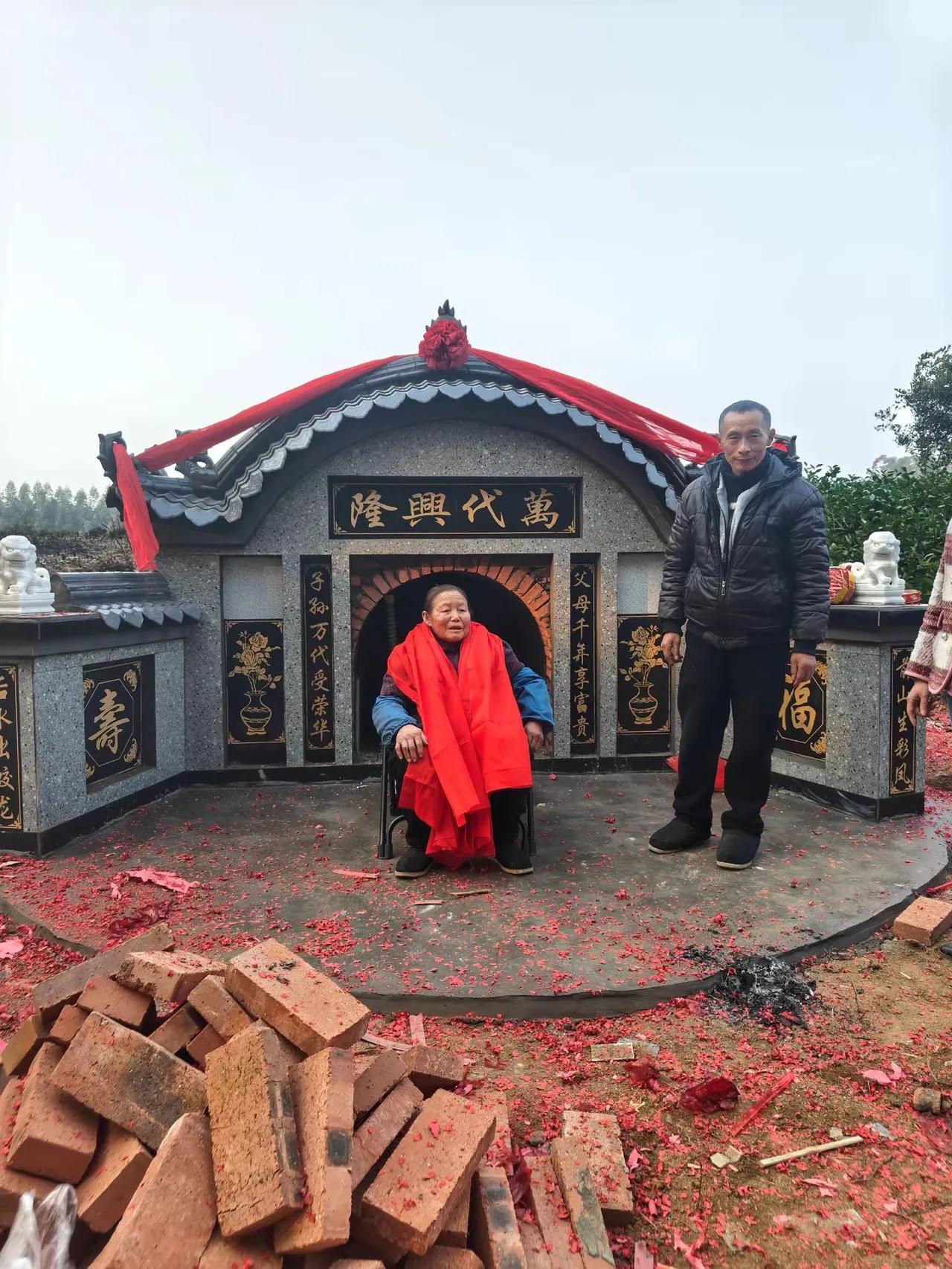 看到这一幕，属实是好奇了！人还在世活得好好的，为啥就先把墓地给建好了呢？这是哪个