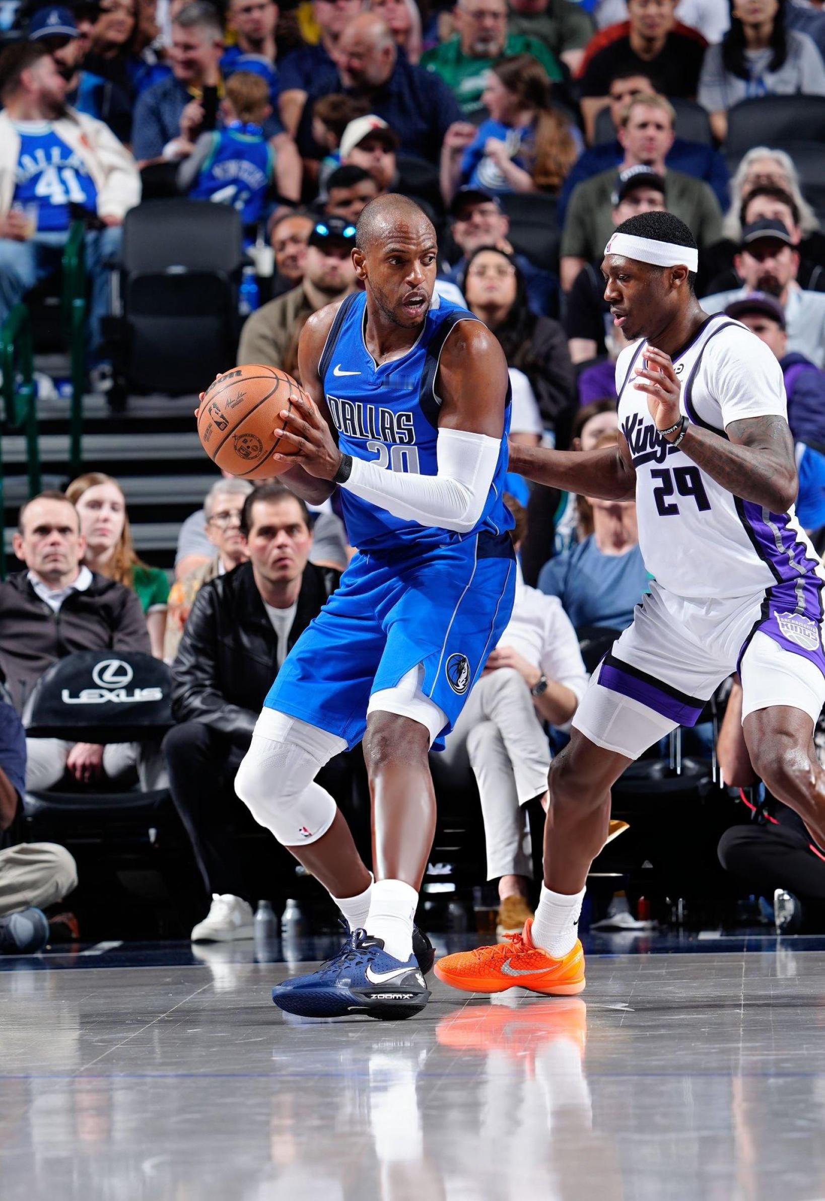 Khris Middleton 今日穿着个人专属的 Nike G.T. Cut 