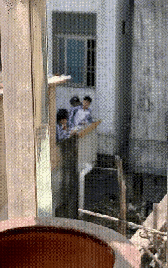 现在的孩子太早成熟了，我二十五岁之前都没有牵过女孩的手！
最后一秒，吞云吐雾送入