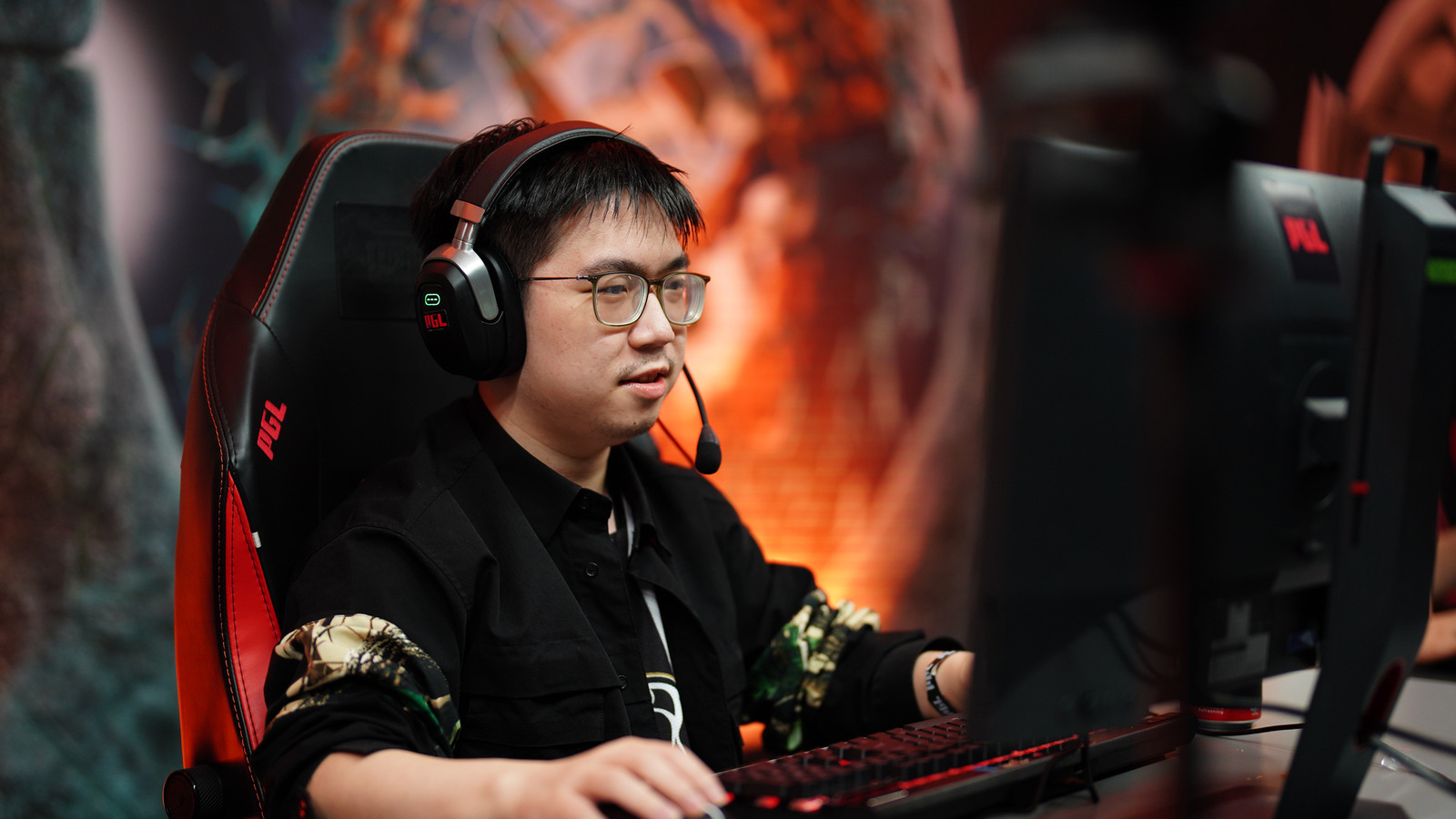 Yakult Brothers30岁的中单选手Emo因健康原因暂停了职业比赛，目