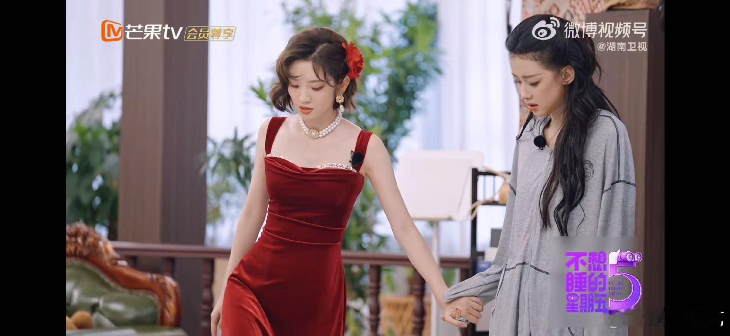 唐艺昕玩游戏倒欠一个冠军不想睡的星期五唐艺昕上演扔拖鞋大型翻车现场，用力一踢，拖