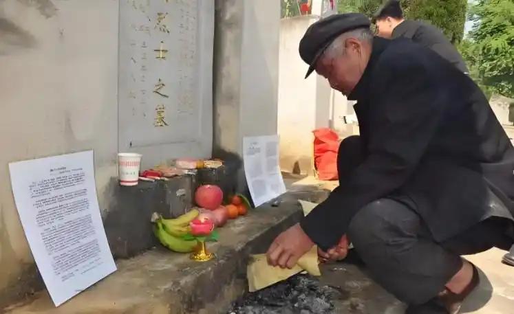 从家到儿子的烈士墓地，这位捡废品的父亲整整走了34年！88岁靠捡废品整整攒了34