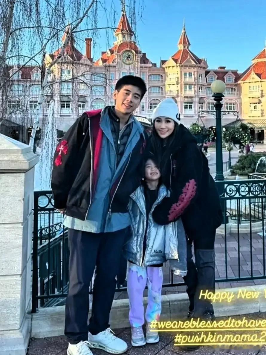 何超盈晒出全家福，她老公还挺帅的，也挺显小的！之前都知道他是哈佛学霸，现在人家又