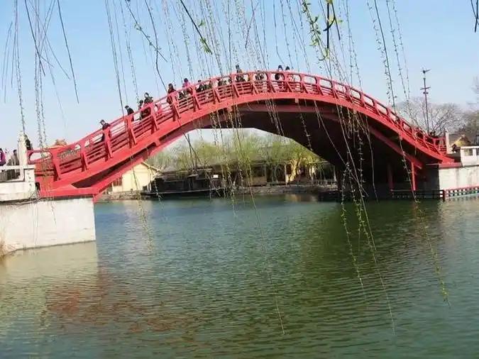 北宋汴河之上的虹桥，以无柱大跨、无钉拼接的形态留存于《清明上河图》中，其核心结构