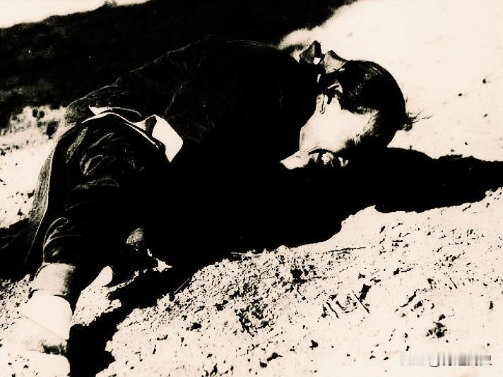 1942年的盛夏，在阳光灼人的午后，沙市的中山公园广场上，有一个60多岁的老太太