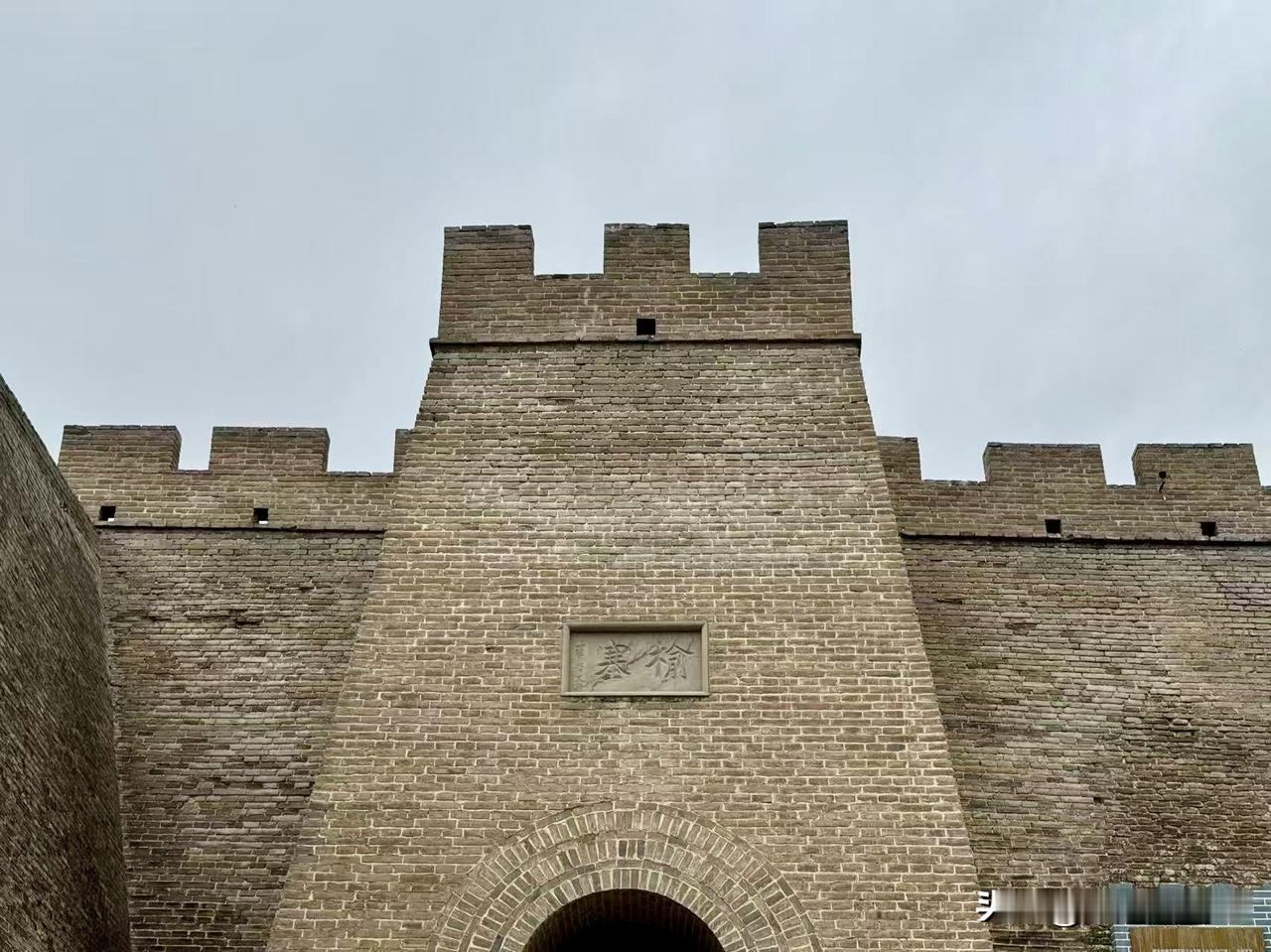 它是万里长城第一台，也是战国秦、汉初、隋和明四代长城的必经之处，镇北台一个充满肃
