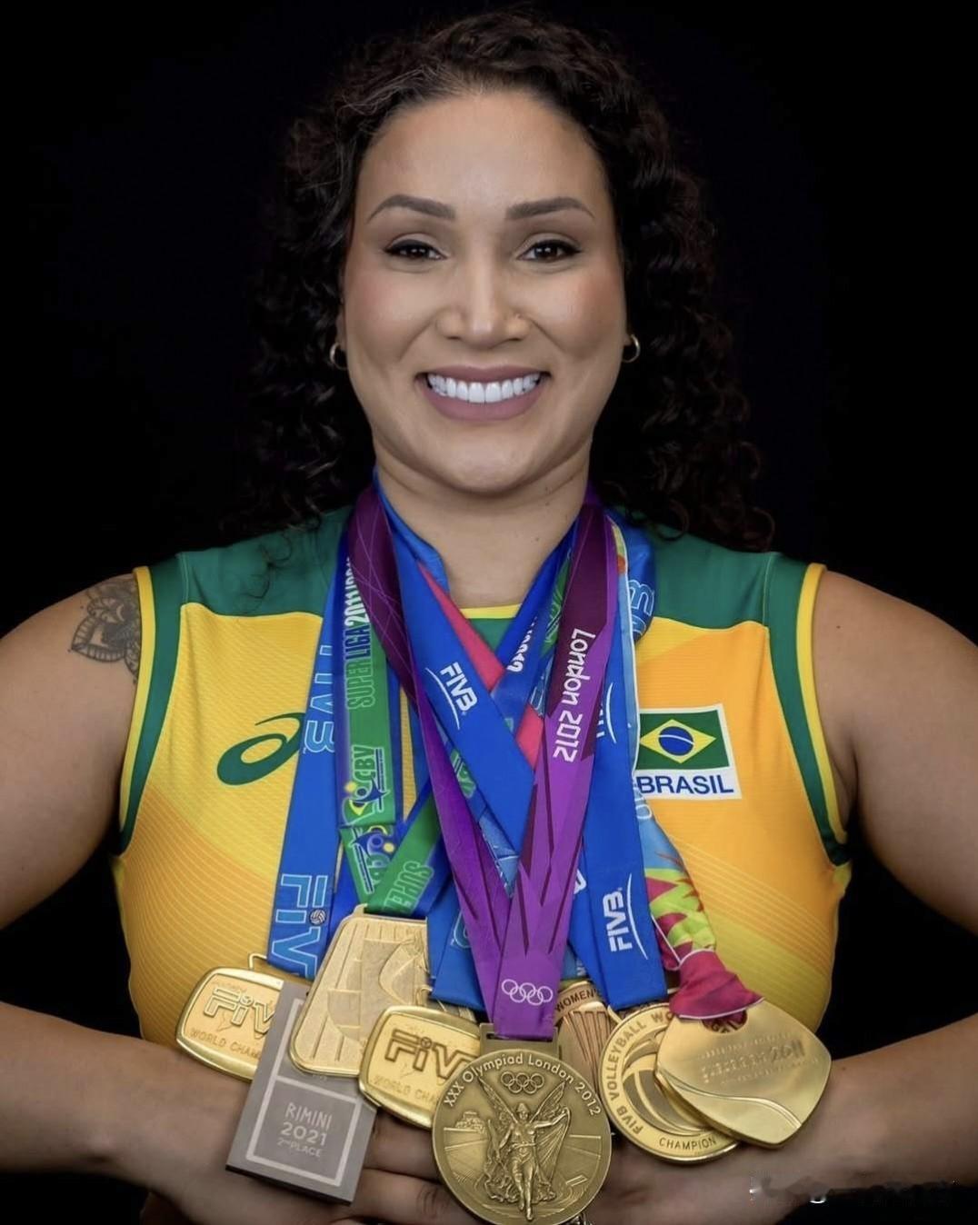 37岁的巴西女排名将坦达拉·凯谢塔在个人社媒正式宣布退役，为自己跌宕起伏的排球生