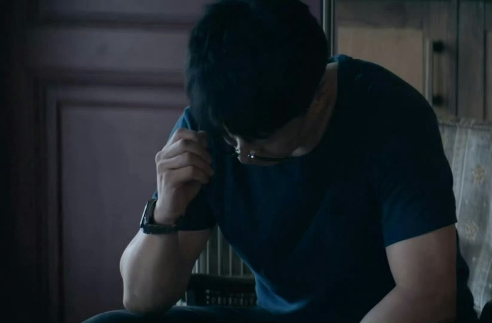 段奕宏[超话]  摘眼镜一如既往地带劲[色] ​​​