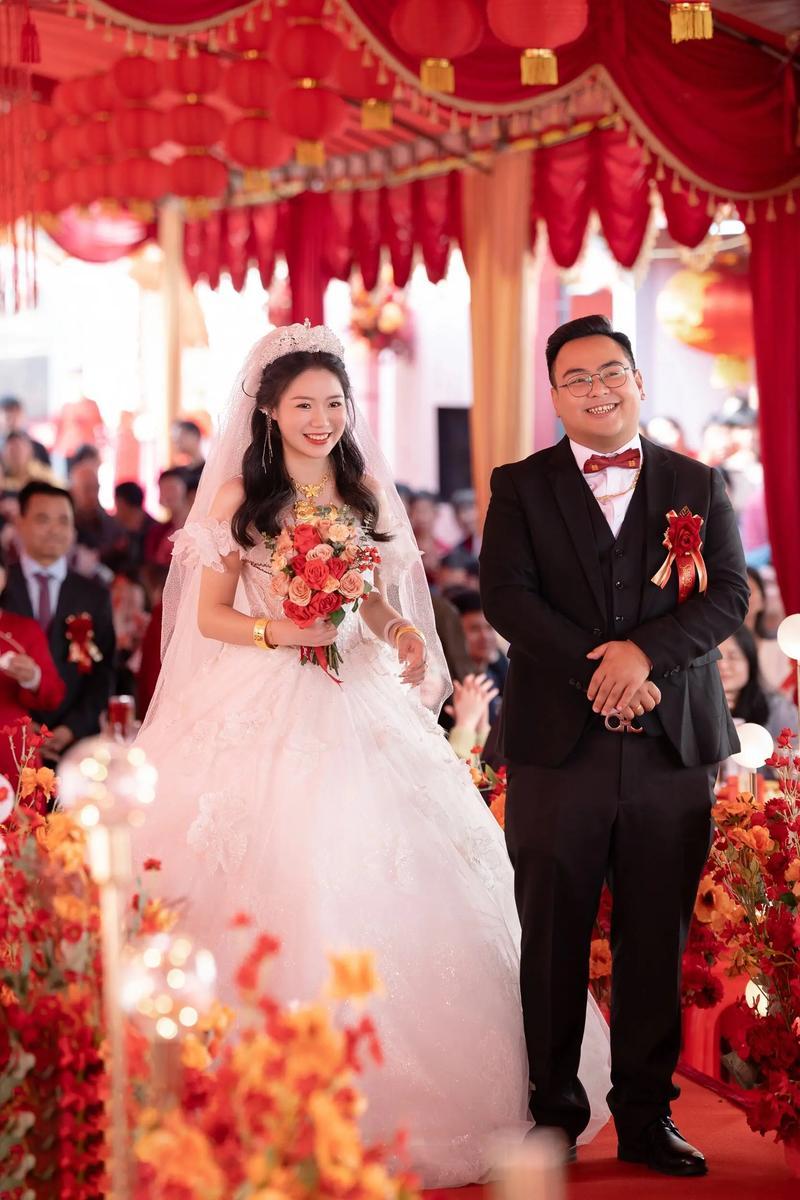 但是尽量不要过于大操大办，相互攀比，更不应该把婚宴当作揽钱的机会，广泛发出请帖，