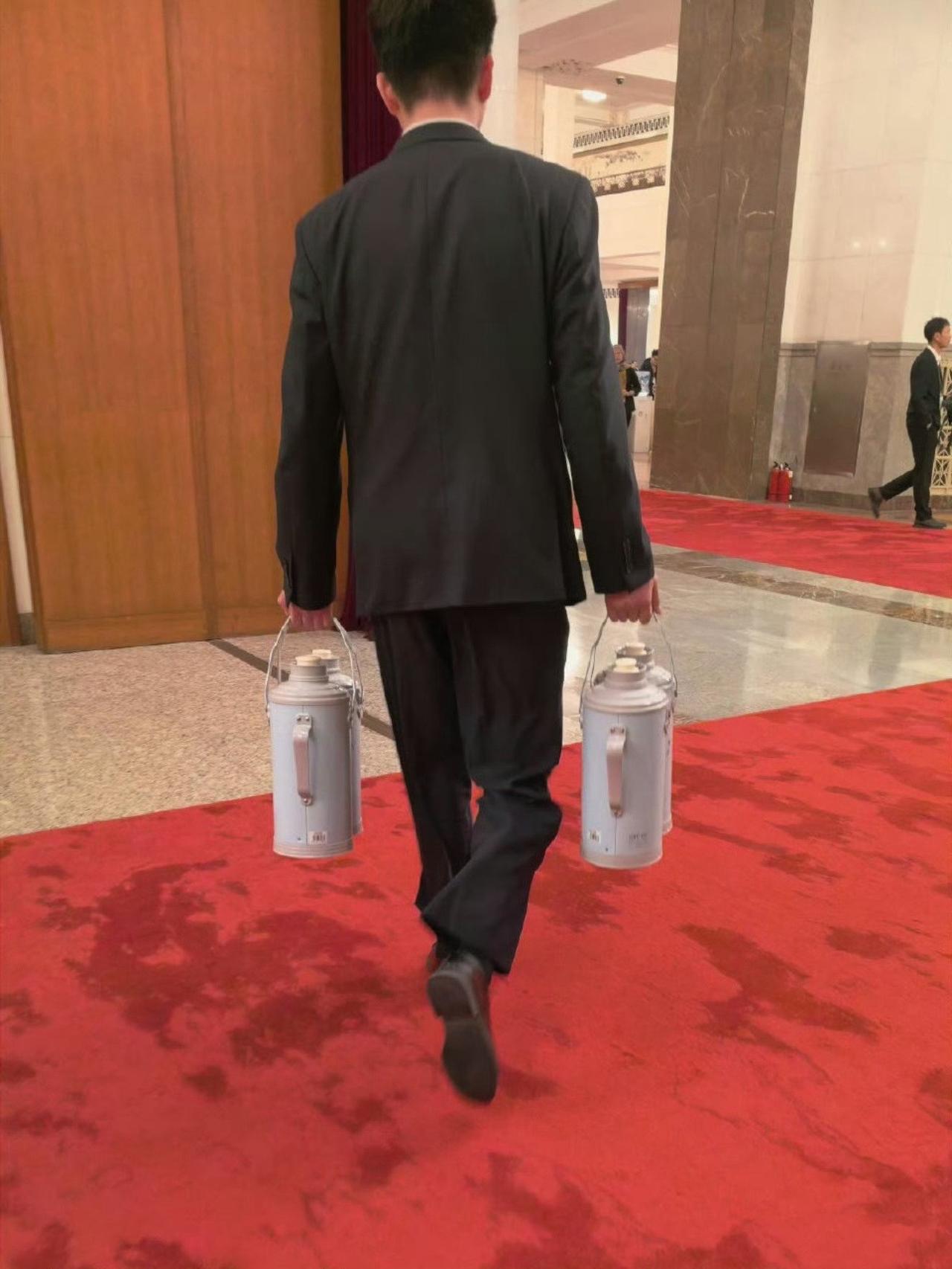 人民大会堂的热水瓶用了30年！
 
两会期间，当一个个“长枪短炮”瞄准会场之时，