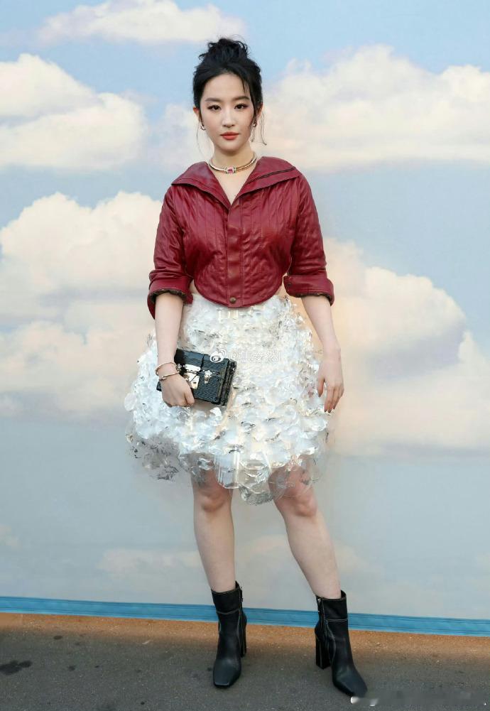 谁给刘亦菲朱一龙拍的图刘亦菲朱一龙被做局了 外媒镜头下的死亡视角！刘亦菲朱一龙遭