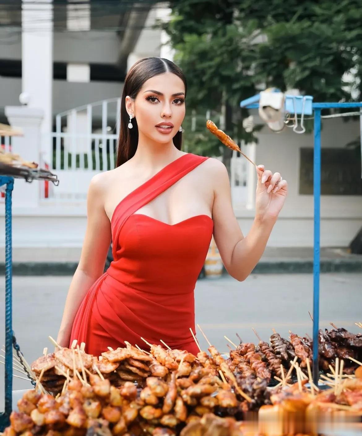 在芭提雅街头，也是常常会遇到各种拍摄的人和团队，随机取景，认真拍摄。当然，在街头