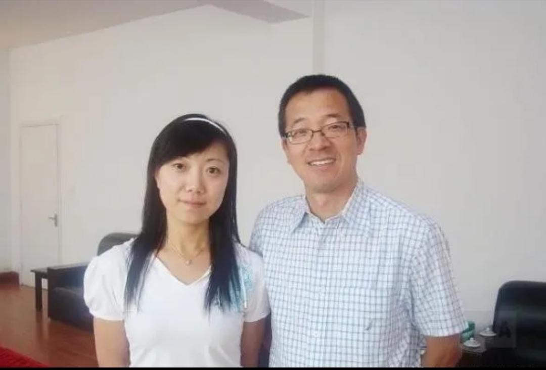1998年，俞敏洪的新东方生意火爆，每天收几麻袋现金。一天他对妻子说:“你和女儿