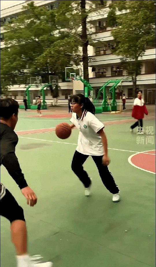 前两天看到的视频，把我彻底震住了。
不是什么球星集锦。
就在一个普通野球场。
一