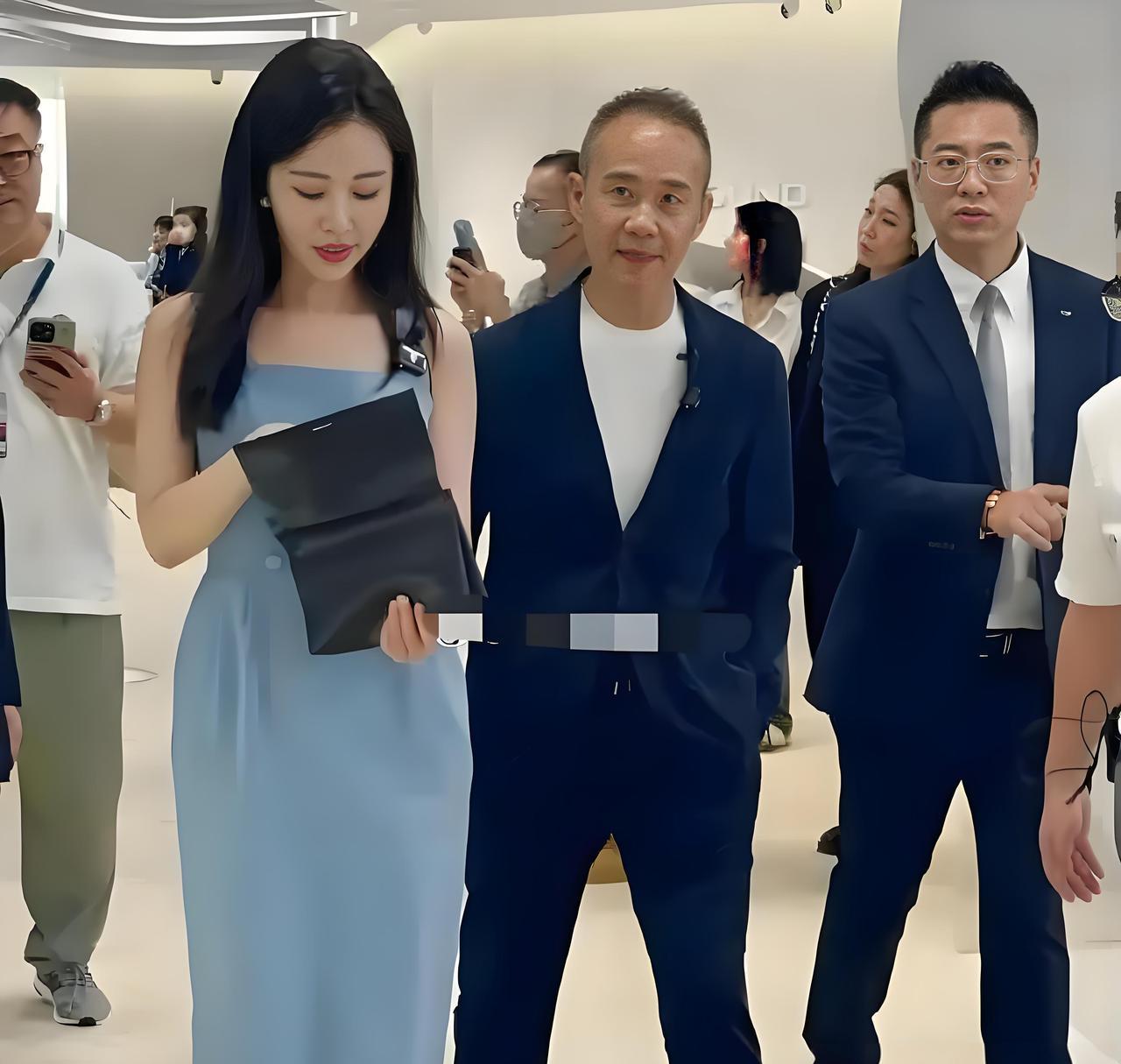 王石从“霸道总裁”变成“田的男人”，这场婚恋的舆论走向已经彻底改写！
十年前，她