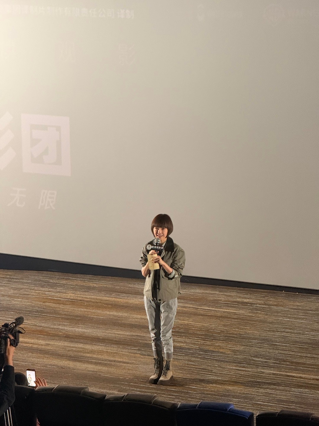 刚刚看完电影《暗黑新娘》，确实是一个很新奇类型风格的电影。能感受到导演在风格上探