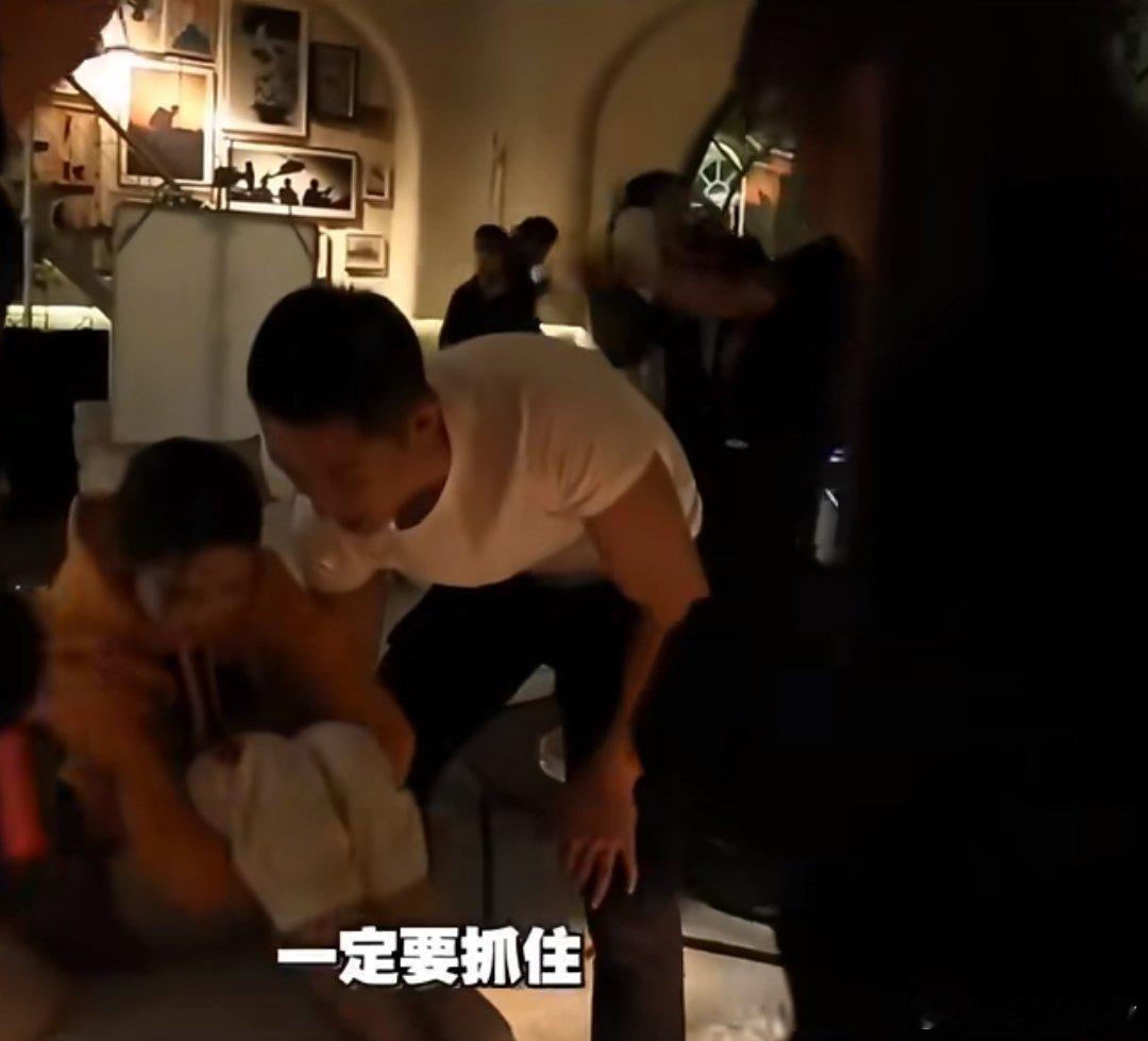 天啊，黄景瑜单手就把李沁举起来了，这超绝臂力～ 