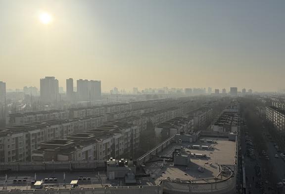 空气还没好一会，雾霾又被南风刮回来了
[流泪][流泪][流泪]下午北风转南风，雾