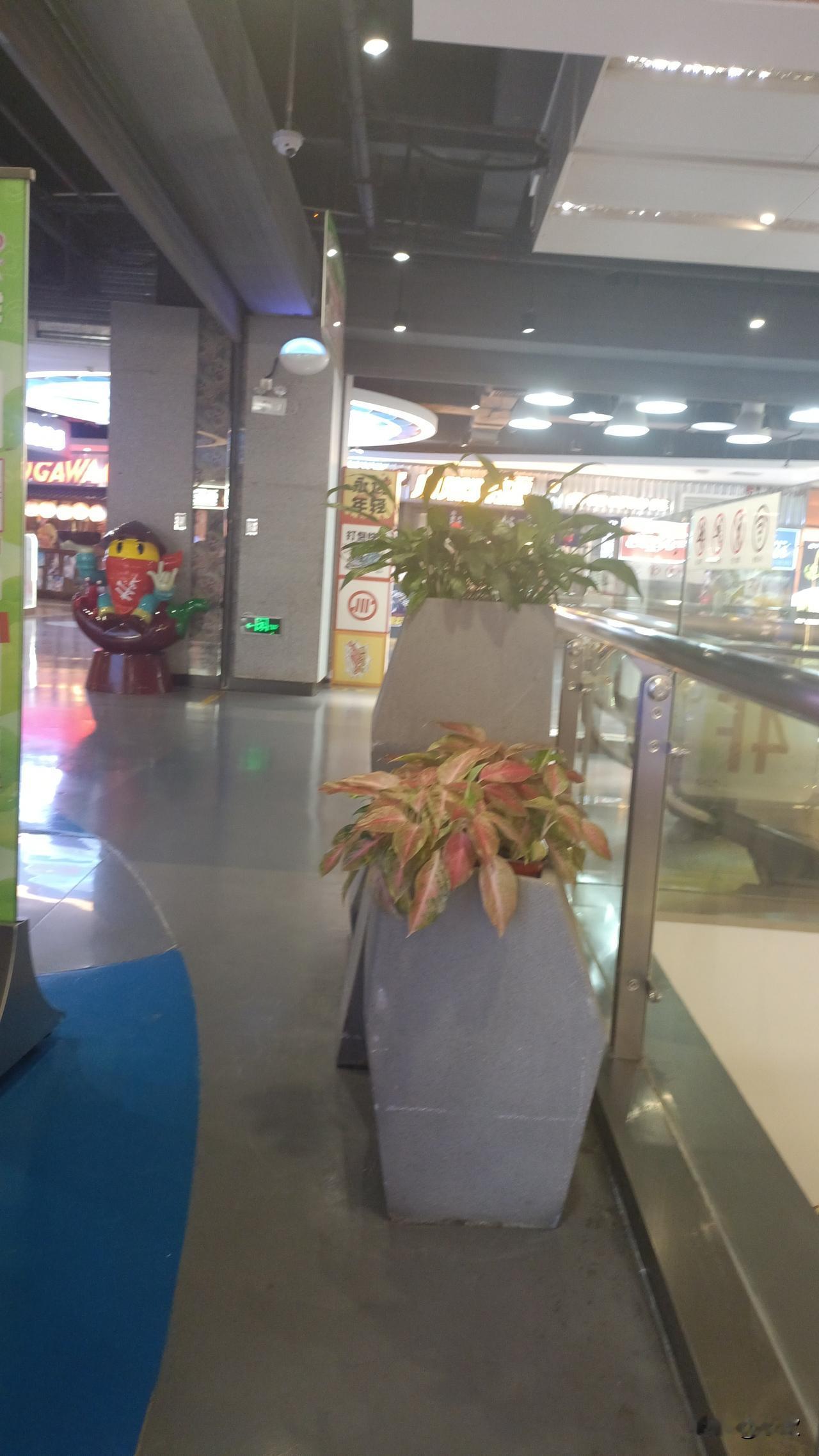 广西南宁西南商都可是个充满回忆的地方。它位于繁华地段，以前这里人来人往，热闹非凡