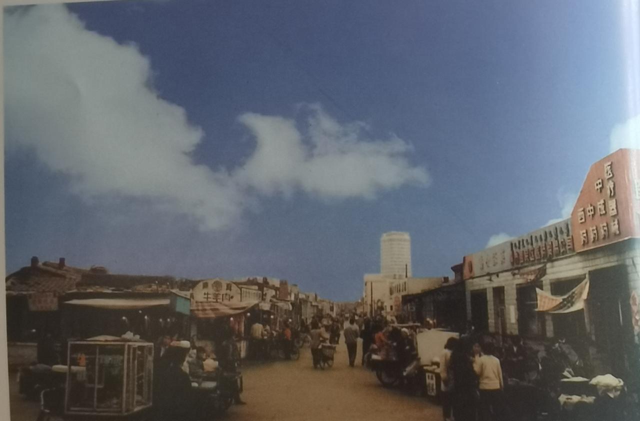 青城印记
宽巷子，已经打造成今天呼和浩特市著名的百年美食街。这张照片是1997年