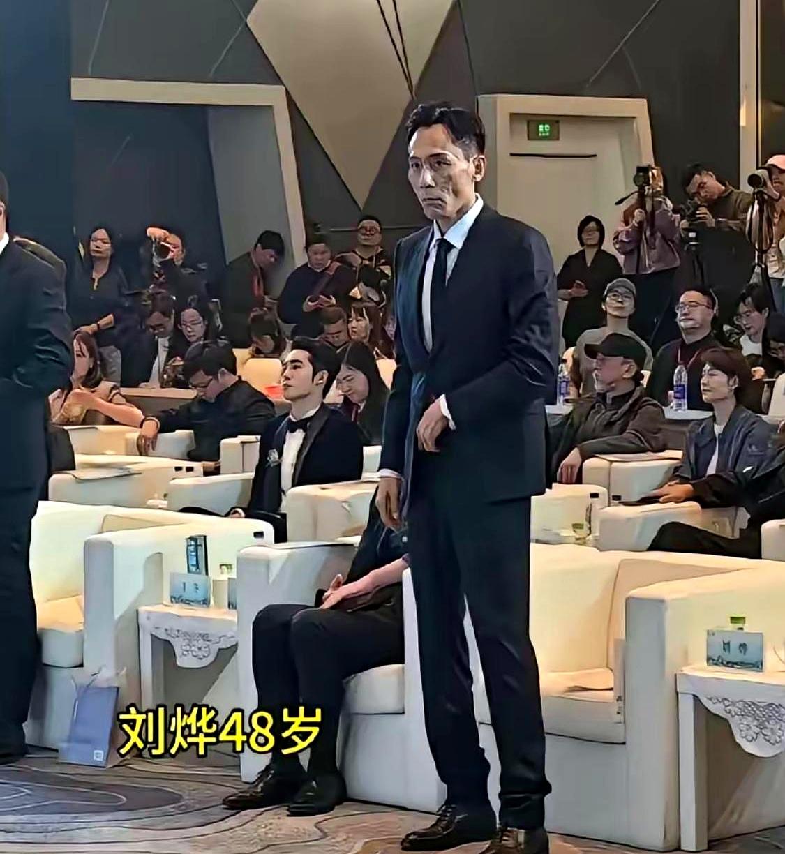 看刘烨在北影节亮相我直接愣住了，瘦得西装都挂不住肩膀，颧骨凸得跟削过似的！
说白