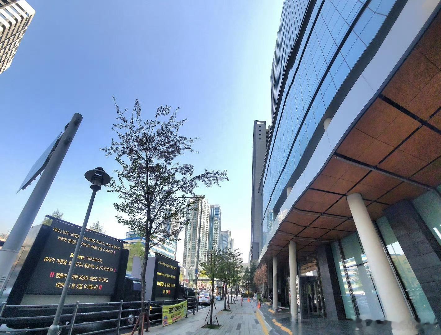 赵雨凡粉丝今天卡车维权了🚚要求重视妆造，合理规划艺人的活动和职业发展，不要漠视