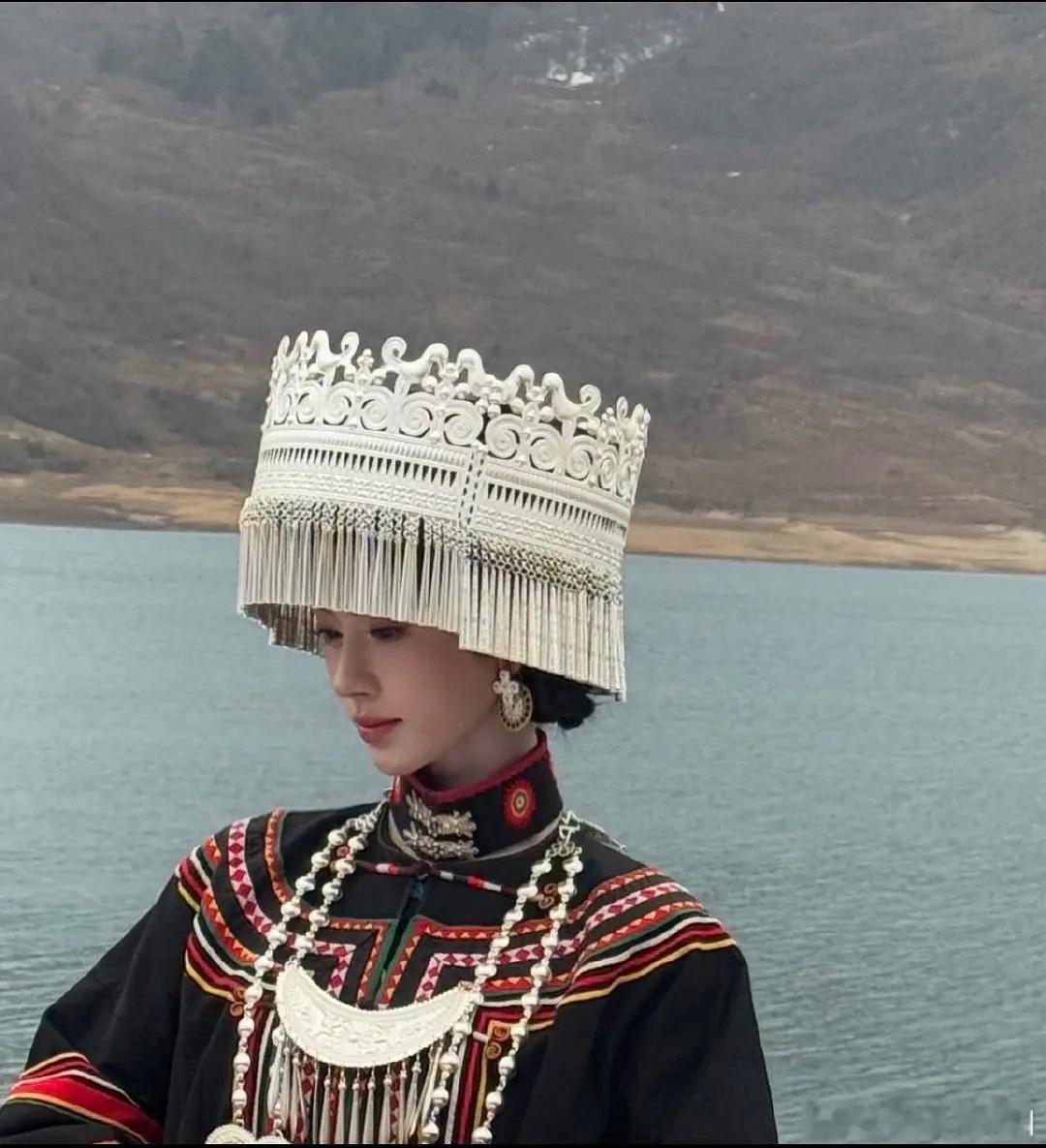 网友偶遇鞠婧祎 这是拍什么好东西呢！！ 