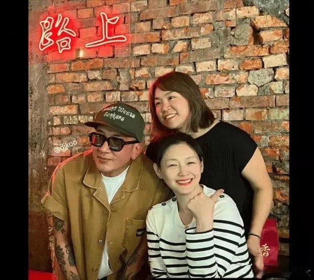 #47岁大S近照#在DJ秀现场，大S不仅为丈夫送上了精心准备的花篮，还附上了一张