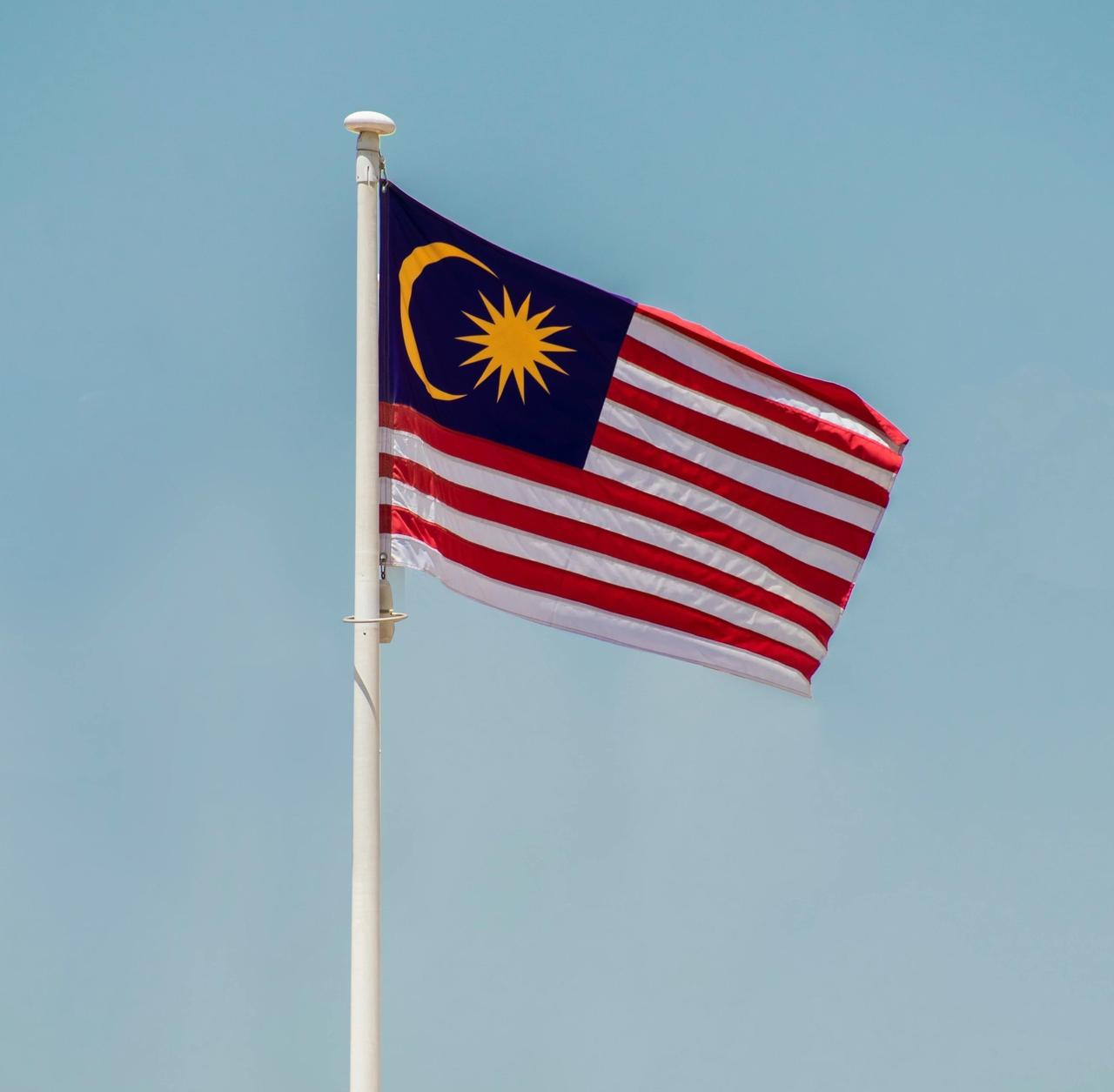 🇲🇾根据马来西亚教育部门的相关规定中学将由退役军人担任职务。

理由是防止校