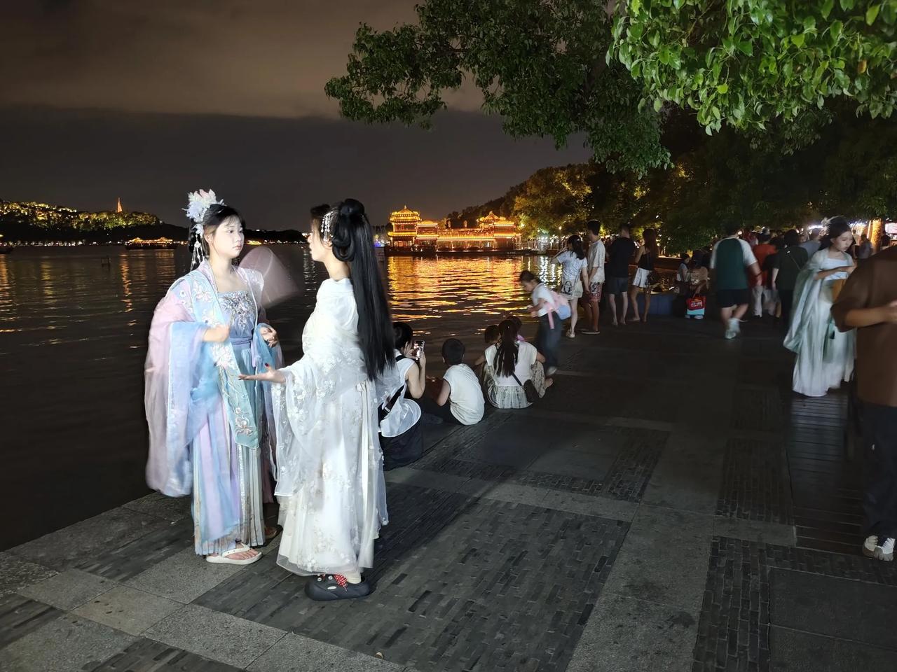 初秋的夜晚，落日余晖洒杭州，将整个天空染成金黄色，映照在西湖水面波光粼粼，美不胜