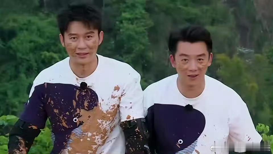 李晨郑恺背着跑男团去冲浪了哈哈哈哈笑死了李晨和郑恺两个人偷偷去冲浪了，兄弟们快来