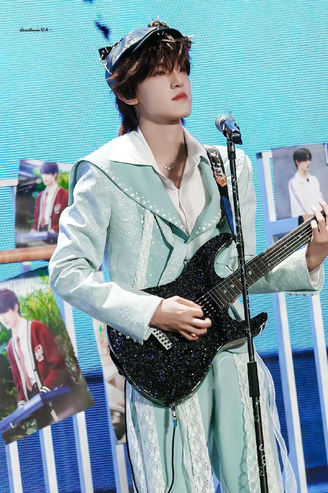 张泽禹爱要坦荡荡猫耳帽这场乐队现场直接封神！张泽禹的演唱赋予了《爱要坦荡荡》全新